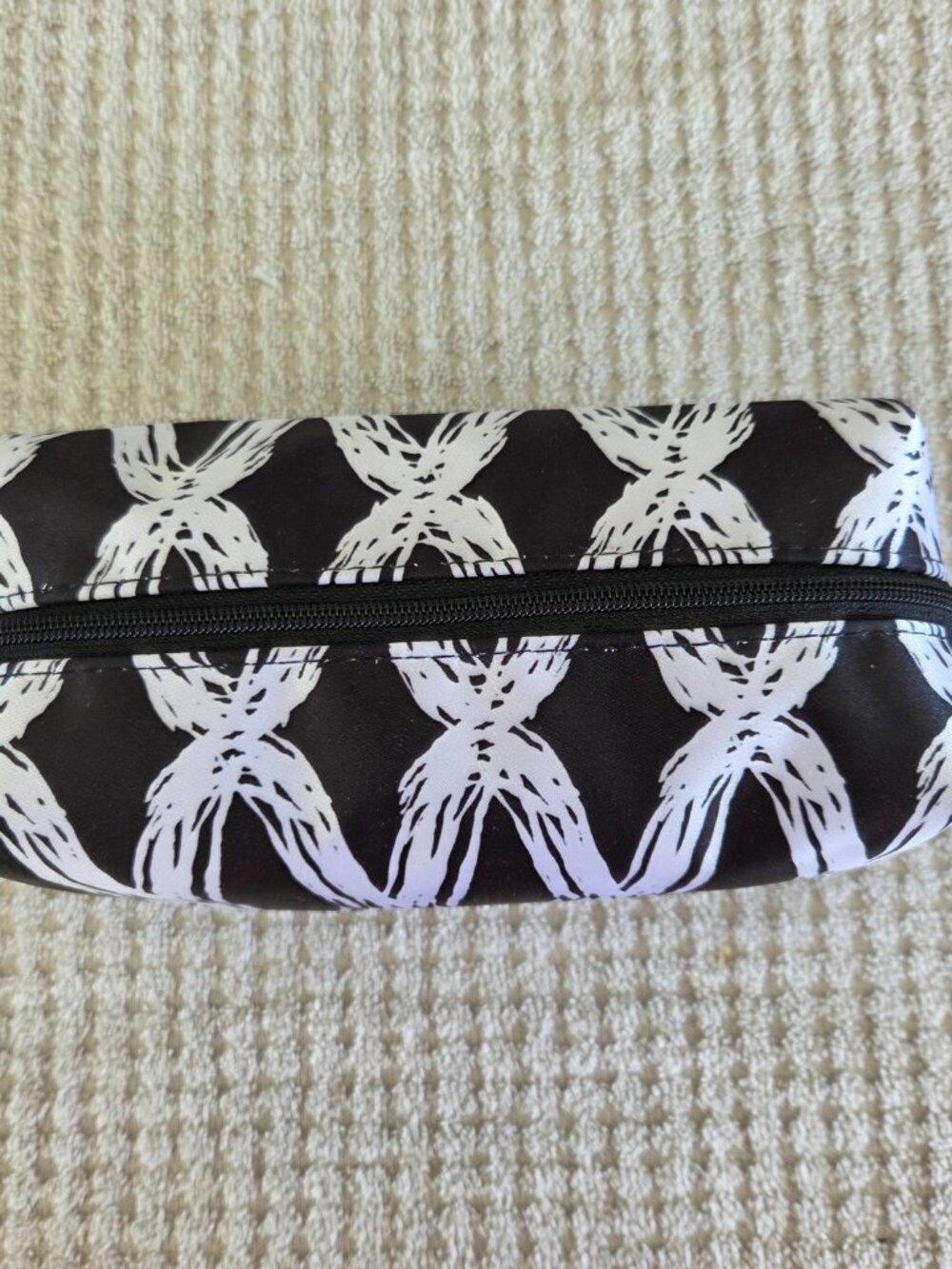 Thirty-One - Uptown Mini Pouch - Black Links Pattern Nice Size NWT